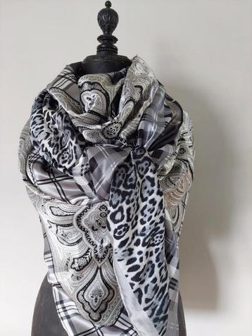 Shawl Omslagdoek Handmade Mucho Gusto style XL  zwart wit