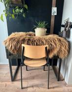 Verweerde kist op poten sidetable, Ophalen