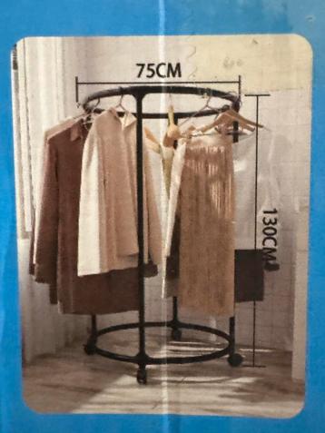 Zwart Kledingrek - Hang je kleding stijlvol op! beschikbaar voor biedingen