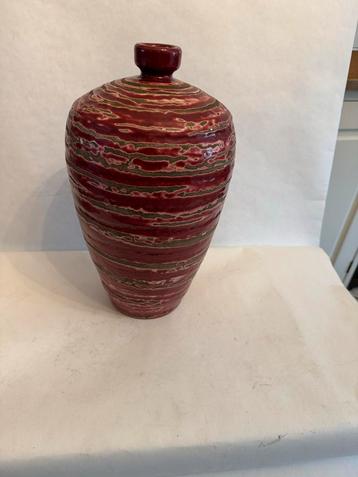 Keramische Vaas met Rood Patroon beschikbaar voor biedingen