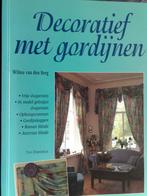 Boek = Decoratief met gordijnen - wilma van den berg, Verzenden, Zo goed als nieuw, Overige merken