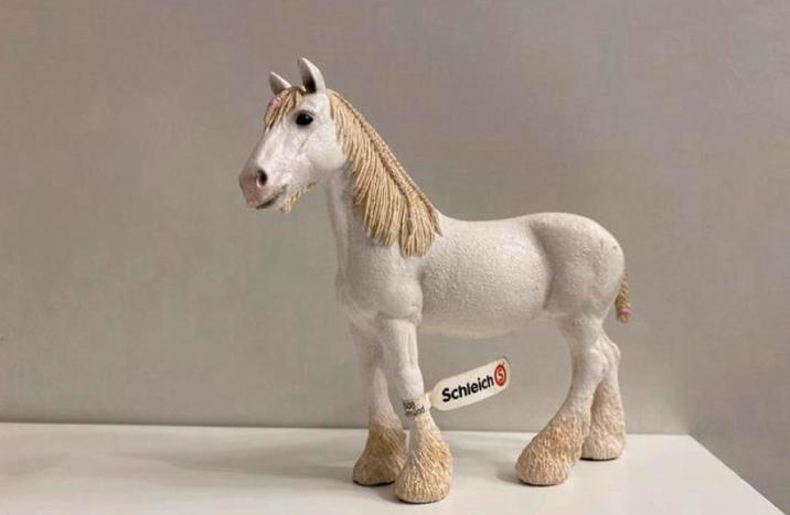Schleich Witte Shire Merrie met vaan  ~ 13735, Verzamelen, Dierenverzamelingen, Beeldje of Figuurtje, Paard, Ophalen of Verzenden