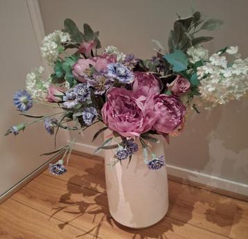 Zijden bloemen boeket met vaas beschikbaar voor biedingen