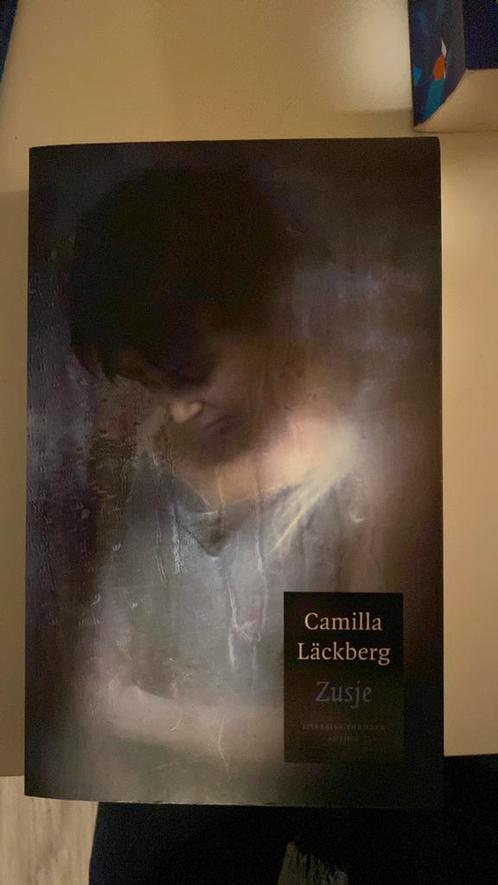 Camilla Läckberg - Zusje, Boeken, Thrillers, Gelezen, Nederland, Ophalen of Verzenden