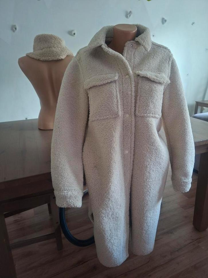 Teddy winterjas met bijpassende bucket hat!, Kleding | Dames, Jassen | Zomer, Zo goed als nieuw, Maat 38/40 (M), Beige, Ophalen of Verzenden