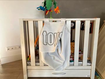 Box, boxkleed, opbergtas en speelgoed beschikbaar voor biedingen