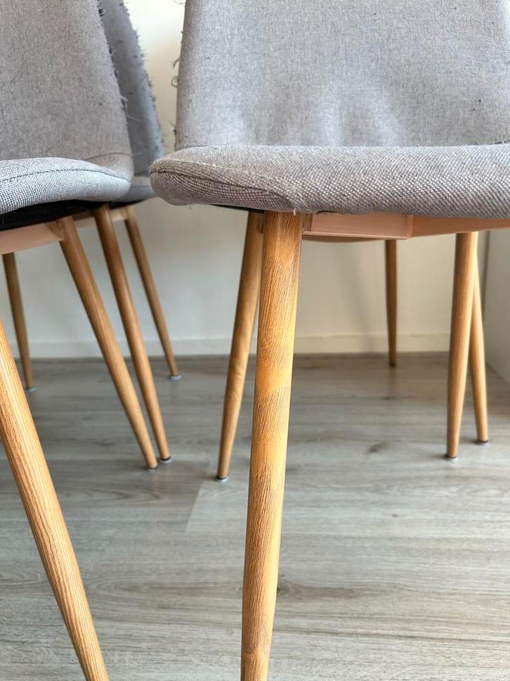 4 Lichtgrijze Jysk Eetkamerstoelen, Huis en Inrichting, Stoelen, Gebruikt, Vier, Hout, Grijs, Ophalen of Verzenden