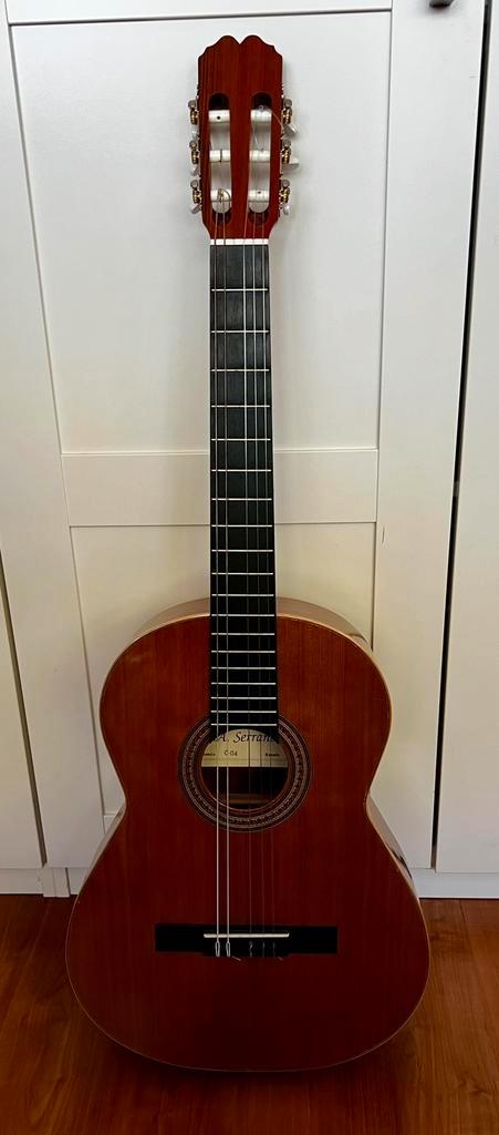 Klassieke gitaar J. A. Serrano C-04, Muziek en Instrumenten, Snaarinstrumenten | Gitaren | Akoestisch, Zo goed als nieuw, Klassieke of Spaanse gitaar