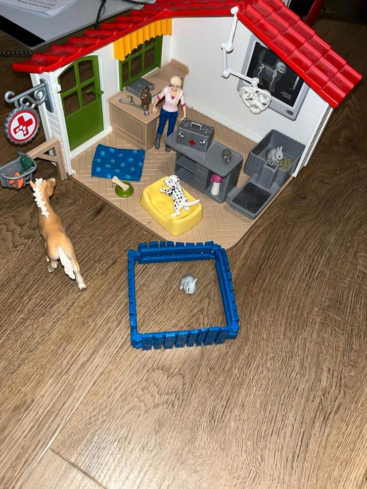 Schleich Dierenartsenpraktijk met Accessoires, Kinderen en Baby's, Speelgoed | Overig, Zo goed als nieuw, Jongen of Meisje, Ophalen of Verzenden