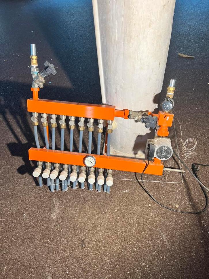 9 groeps verdeler met Grundfos pomp, Doe-het-zelf en Verbouw, Verwarming en Radiatoren, Gebruikt, Overige typen, 30 tot 80 cm