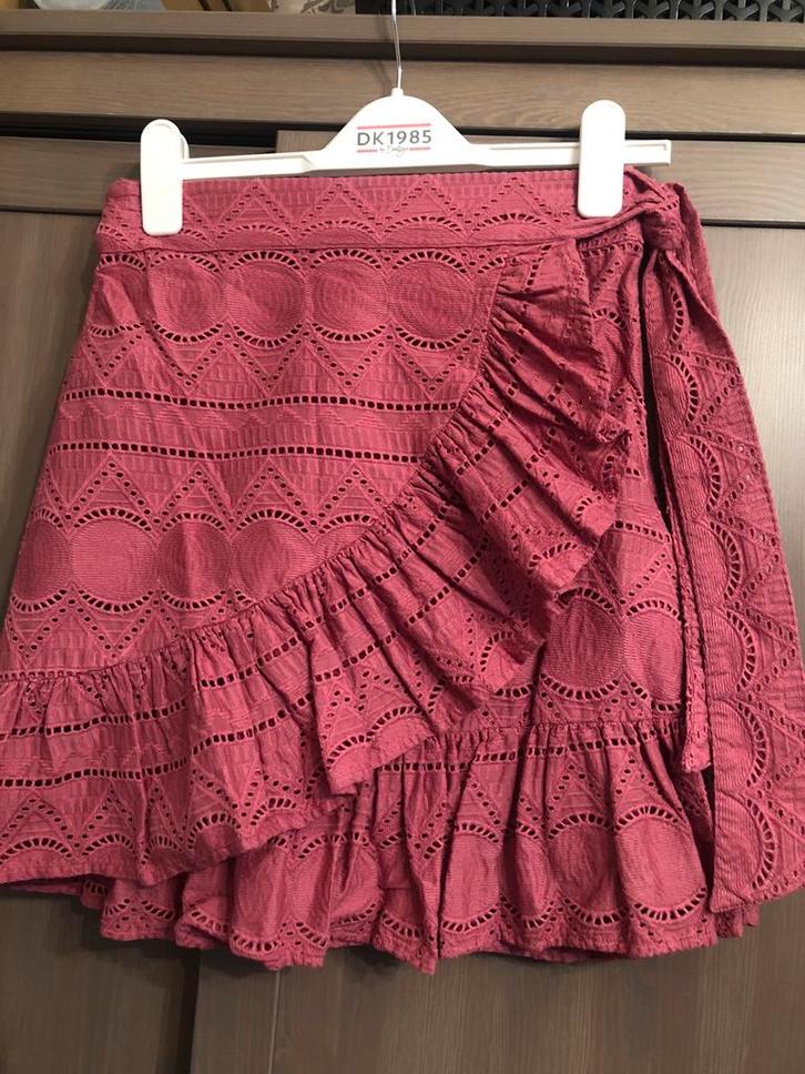 NIKKIE rokje met strik broderie roze S, Kleding | Dames, Rokken, Zo goed als nieuw, Maat 36 (S), Roze, Boven de knie, Ophalen of Verzenden