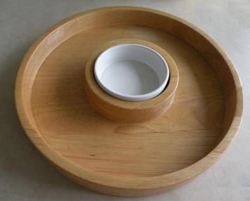 Snackschaal, voor chips of rauwkost, met sausschaaltje.  beschikbaar voor biedingen