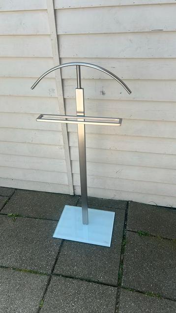 Dressboy 112 cm hoog metaal met glazen voet beschikbaar voor biedingen