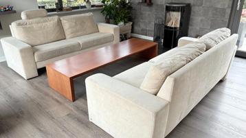 Twee ruime zitbanken beschikbaar voor biedingen