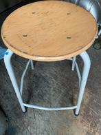 Metalen kruk met houten zitting - 60cm hoog, Huis en Inrichting, Stoelen, Ophalen, Gebruikt, Wit, Eén