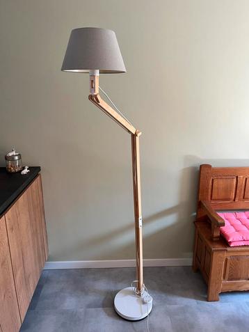 Houten Vloerlamp met Stoffen Kap beschikbaar voor biedingen