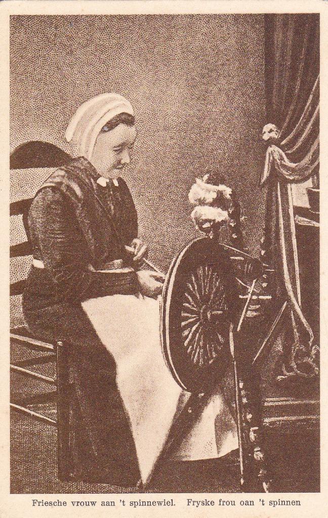 00450 Friesland - Friesche vrouw aan 't spinnewiel, Verzamelen, Ansichtkaarten | Nederland, Ongelopen, Friesland, 1920 tot 1940