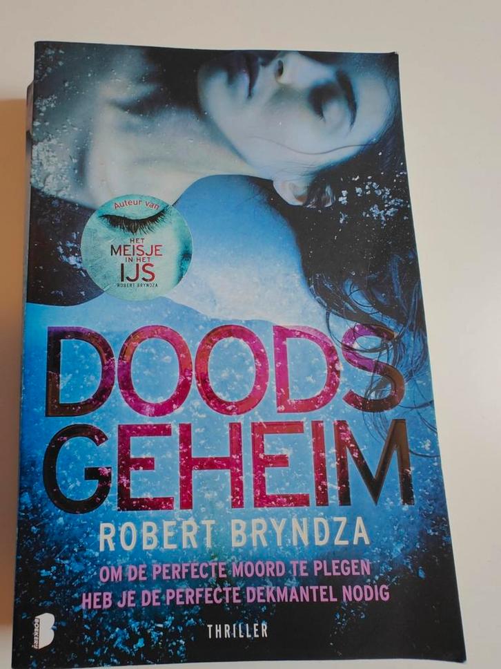 Robert Bryndza - Doods geheim, Boeken, Thrillers, Zo goed als nieuw, Ophalen of Verzenden