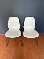 2 witte stoelen met aluminium poot, Huis en Inrichting, Stoelen, Ophalen, Twee, Wit, Zo goed als nieuw
