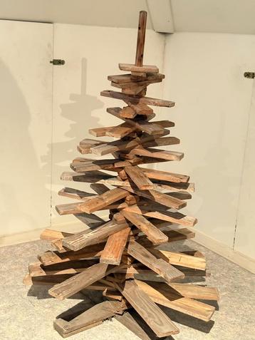 Houten kerstboom beschikbaar voor biedingen