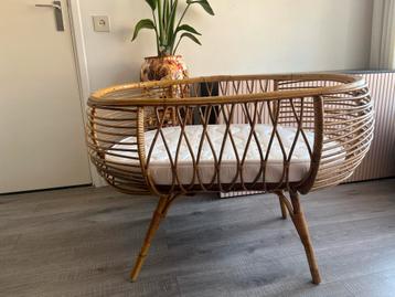 Rotan Wieg met Matras beschikbaar voor biedingen