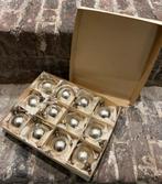 Doosje met 12 zilveren, gave kerstballen., Ophalen of Verzenden, Gebruikt