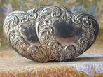 Mooi oud silverplate doosje uit Engeland met harten 10,8 cm.