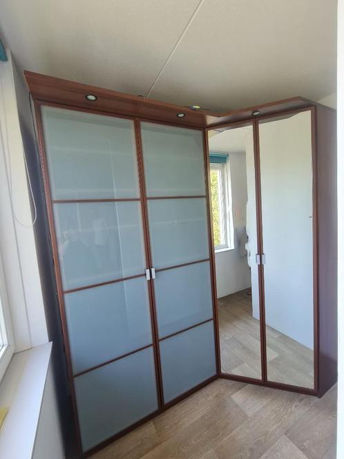 Hoekkledingkast, veel planken, lades, spiegel. Leveren mgl., Huis en Inrichting, Kasten | Kledingkasten, Zo goed als nieuw, 200 cm of meer