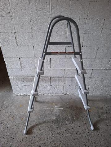 NIEUWE zwembadtrap / ladder 140cm hoog beschikbaar voor biedingen