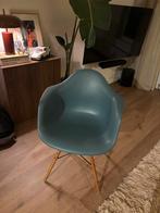 2 Vitra Eames Kuipstoelen - Houten/Metalen Onderstel, Huis en Inrichting, Stoelen, Ophalen, Twee, Blauw, Zo goed als nieuw