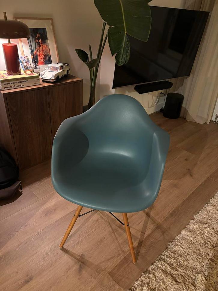 2 Vitra Eames Kuipstoelen - Houten/Metalen Onderstel, Huis en Inrichting, Stoelen, Zo goed als nieuw, Twee, Hout, Blauw, Ophalen