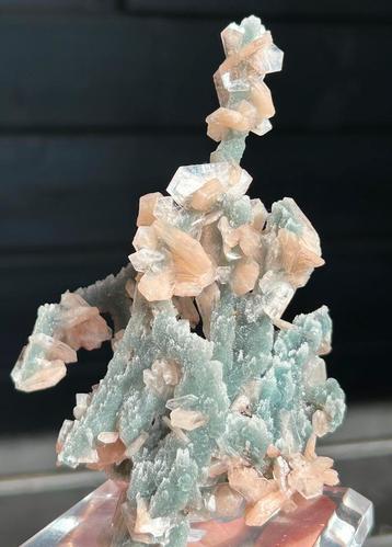 Stilbite op Chalcedony (kwarts stalactieten) beschikbaar voor biedingen