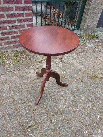 Ronde notenhouten wijntafel met driespant. beschikbaar voor biedingen