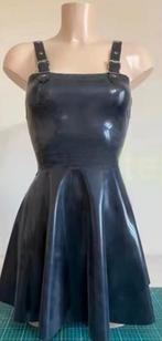 Mooie latex jurk met bijzondere straps, tm 2XL (op maat), Kleding | Dames, Jurken, Verzenden, Nieuw, Boven de knie