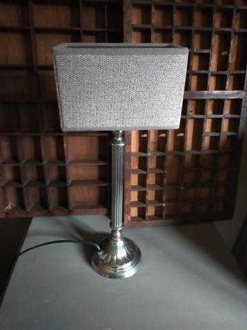 Rvs  zilverkleurig lampje met grijze kap.  beschikbaar voor biedingen
