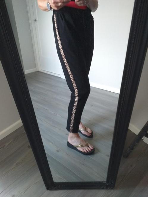 Nieuw: prachtige zwarte broek met bies in panterprint, mt M., Kleding | Dames, Broeken en Pantalons, Zo goed als nieuw, Maat 38/40 (M)