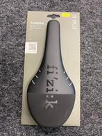 Fizik Tundra M3 126mm zadel (nieuw), Fietsen en Brommers, Ophalen of Verzenden, Nieuw, Racefiets, Zadel