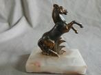 Art deco beeld van paard op marmer, Antiek en Kunst, Ophalen of Verzenden
