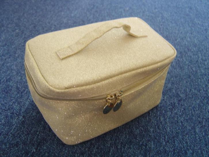 Goud en glitter beauty tas met paarse binnenkant BEAUTYCASE, Sieraden, Tassen en Uiterlijk, Beautycases, Zo goed als nieuw, Ophalen of Verzenden