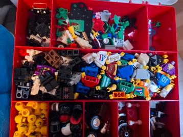 Box met minifiguren en accessoires  beschikbaar voor biedingen