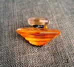 Lancôme broche. In de vorm van parfumflesje Trésor., Verzamelen, Parfumverzamelingen, Ophalen of Verzenden, Zo goed als nieuw