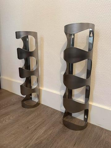 Zilverkleurige wijn rek houder beschikbaar voor biedingen