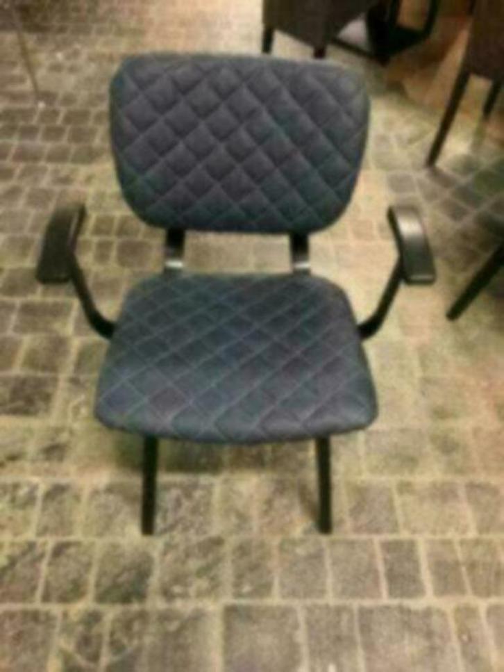 Stoelen 2 stuks 1 met en 1 zonder arm, Huis en Inrichting, Stoelen, Nieuw, Twee, Hout, Leer, Blauw, Ophalen