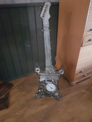 Scrap scrape gitaar metaal 1,3 meter groot met stander beschikbaar voor biedingen