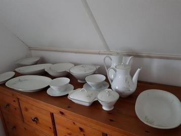 Servies vintage beschikbaar voor biedingen