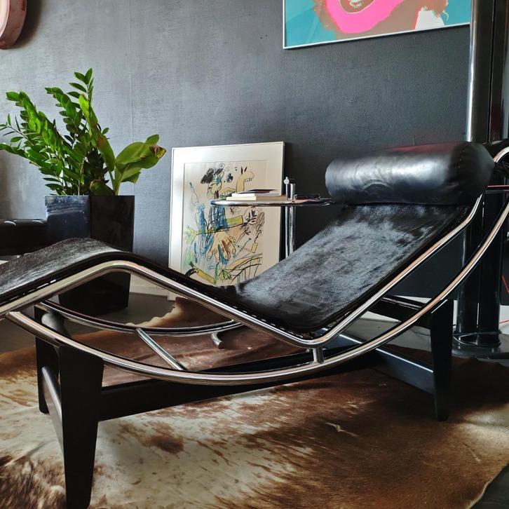 Cassina lc4 Vintage Corbusier Ponyhuid Nr: 180, Huis en Inrichting, Fauteuils, Gebruikt, Leer, Metaal, 125 cm of meer, Minder dan 75 cm