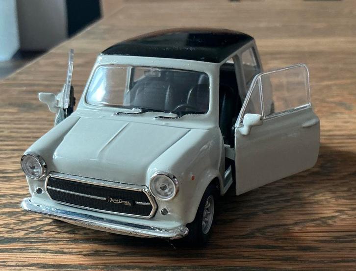 Mini Cooper 1300 Wit met Zwart Dak Welly Auto, Hobby en Vrije tijd, Modelauto's | Overige schalen, Zo goed als nieuw, Auto, Ophalen