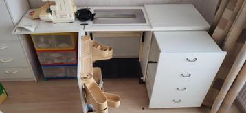 Naaimachine Tafel met Lockmachine & Garen beschikbaar voor biedingen