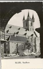 AK Sluis stadhuis Renault BMW Ford Simca DKW VW, Ophalen of Verzenden, 1960 tot 1980, Gelopen, Zeeland