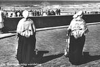 974624 Scheveningen Klederdracht ZH 1958 Gelopen met, Verzamelen, Ansichtkaarten | Nederland, Ophalen of Verzenden, 1940 tot 1960